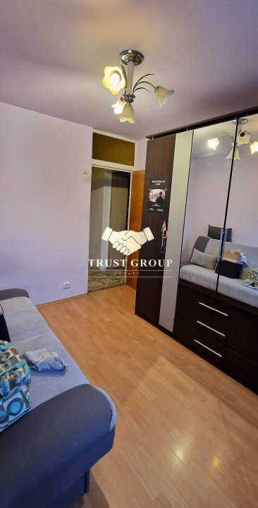 Apartament 3 camere, decomandat, vizavi de metrou