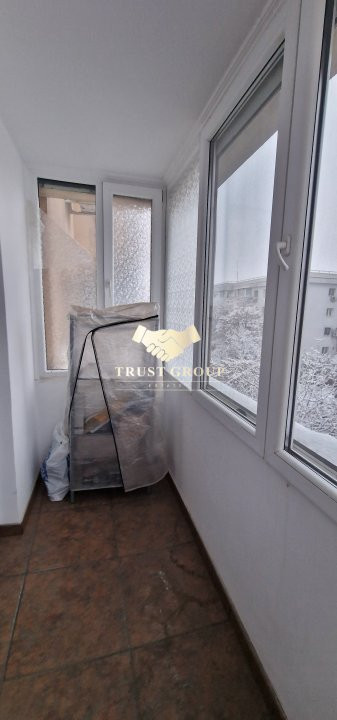 Apartament 3 camere, decomandat, vizavi de metrou