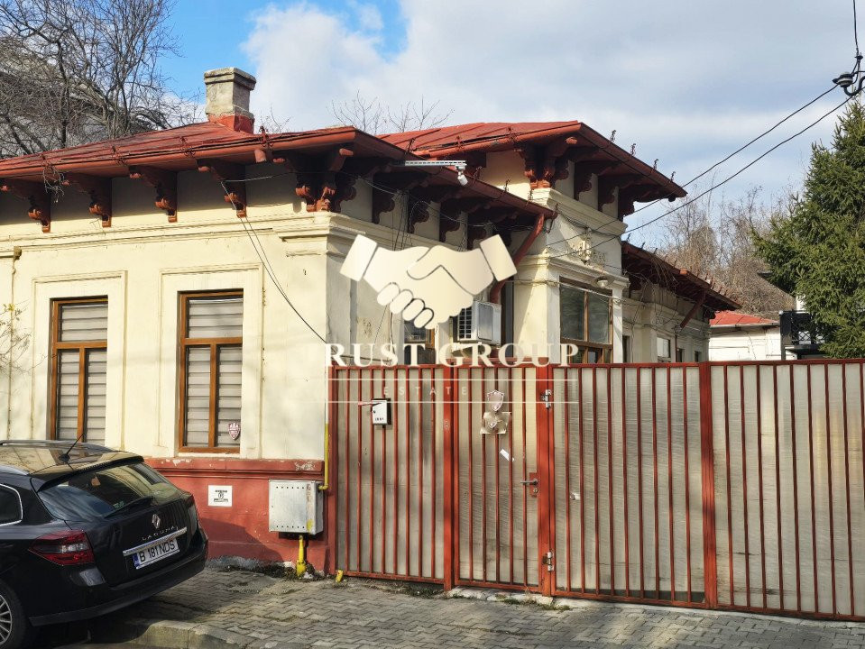   Banu Manta - Casă spațioasă cu 6 camere  curte generoasă 